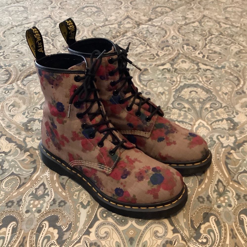 COPY - Mint Dr Martens Castel Taupe Vintage Bouquet Sz 9